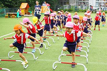 サーキットトレーニングを行う子どもたち