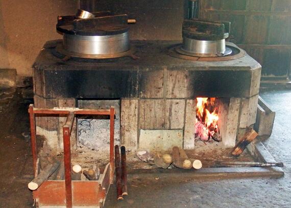 古民家のカマドでごはんを炊いている様子