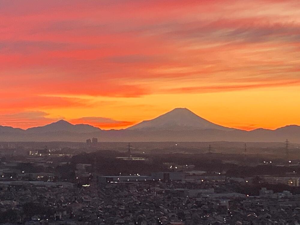 自宅より撮影　2024年1月　夕焼けの富士山がとても幻想的でした。(内田孝さん(市内在住)撮影)