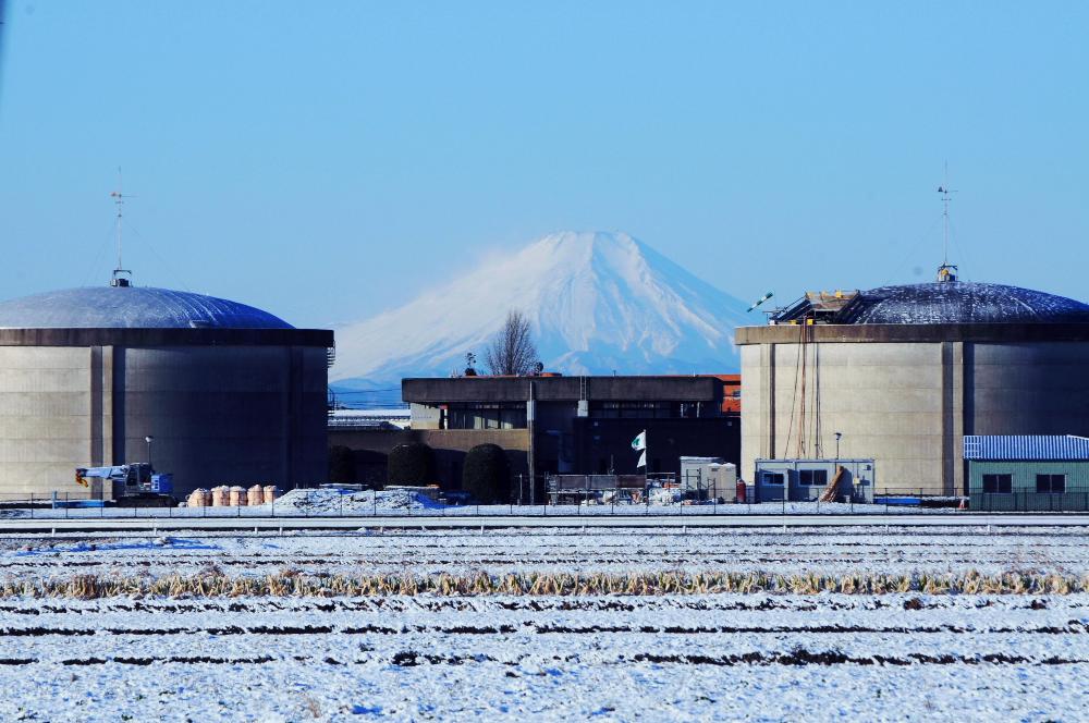 下南畑　2月　両側に建物を入れ真ん中に富士山入れてシャッターを切ったもの。富士見市らしい景色。（藤田興二さん（市内在住）撮影）