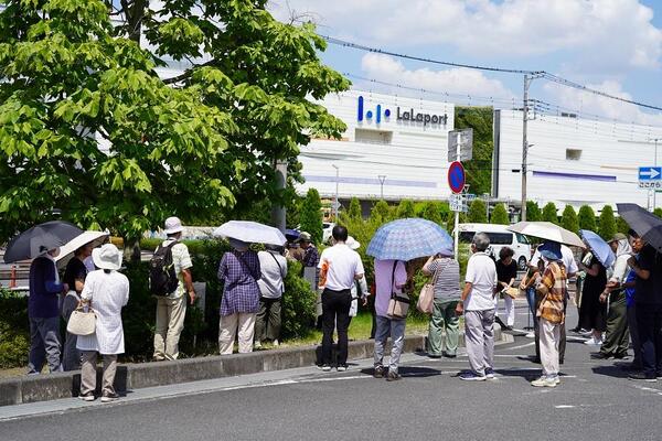 平和の鐘を鳴らしている皆さんの写真