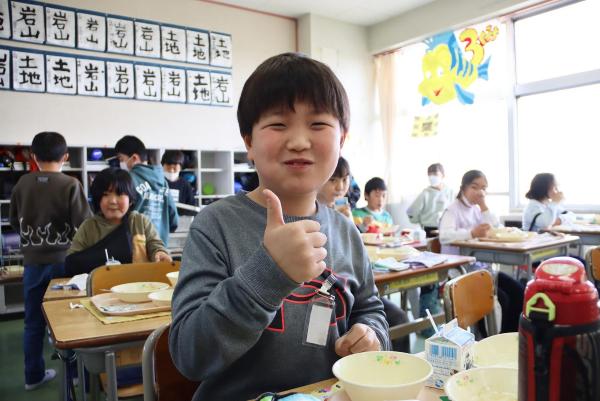 給食を食べる児童