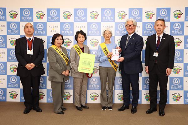 (左から)斉藤校長(みずほ台小学校)、富士見市交通安全母の会 笹森副会長、新井副会長、加藤会長、市長、山口教育長の写真