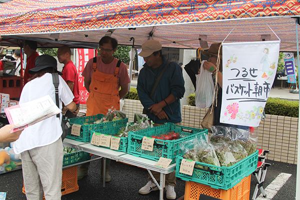 野菜を買いに来た人のようす