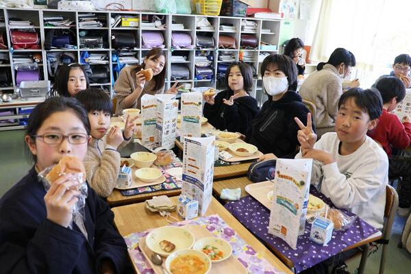 学校給食提供時のようす1