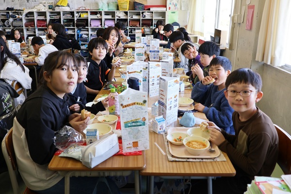 学校給食のようす2