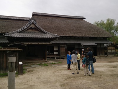 旧大澤家住宅を背に撮影の画像